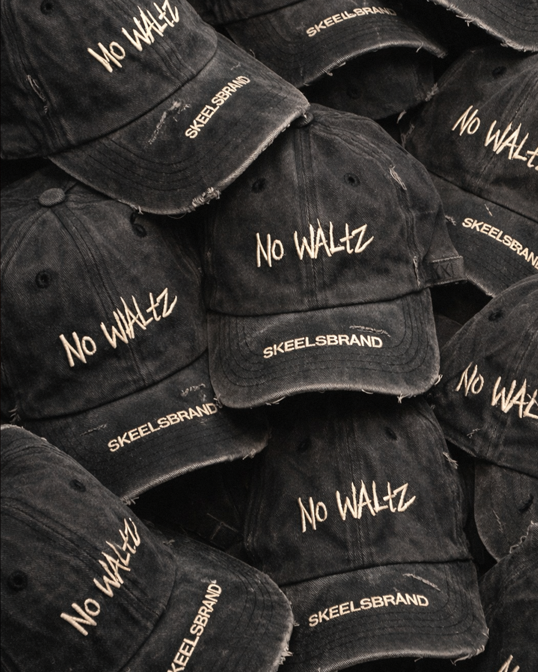 Gorras NoWaltz x SkeelsBrand apiladas