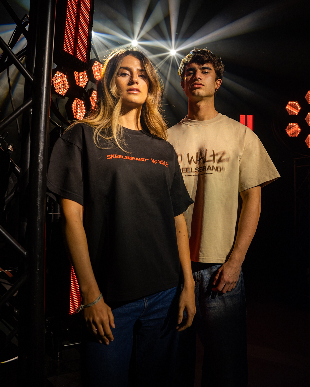 Pareja posando con camisetas de la colección