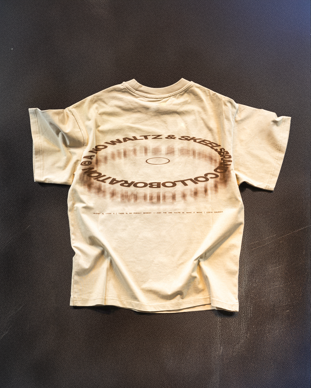 Camiseta beige NoWaltz flatlay
