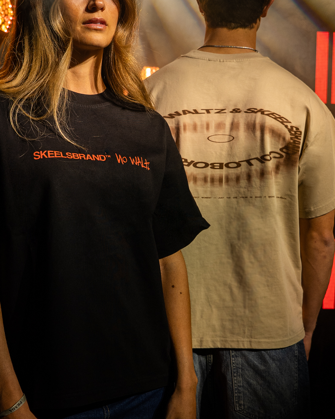 Detalle espalda camiseta beige sobre modelo