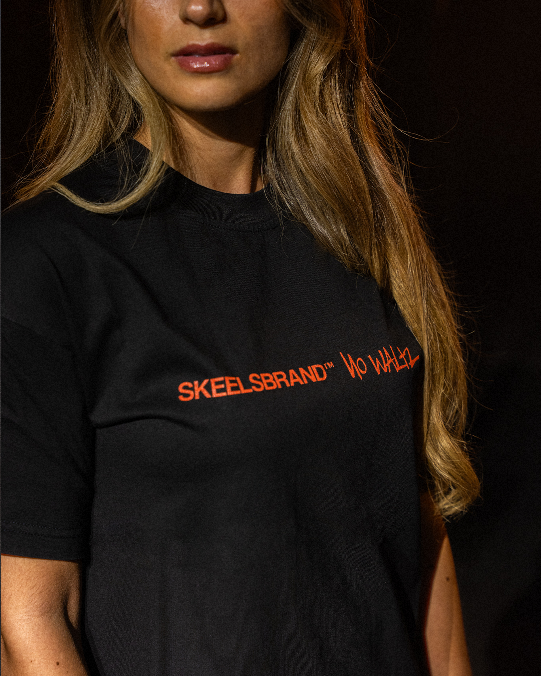 Detalle frontal camiseta negra sobre modelo