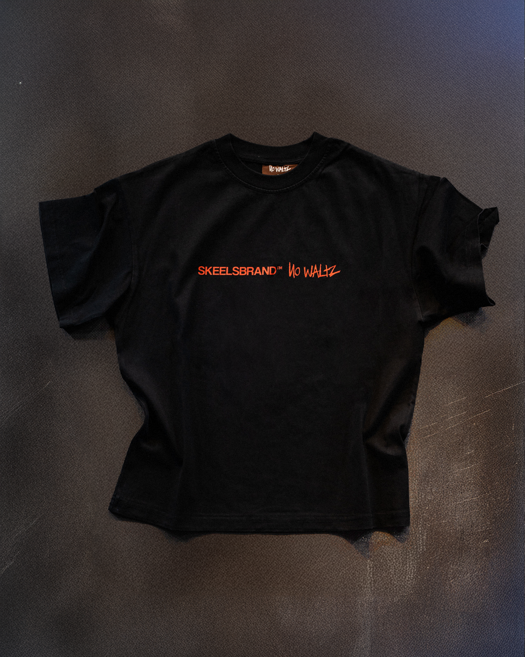 Modelos con hoodie naranja y camiseta negra cuerpo completo
