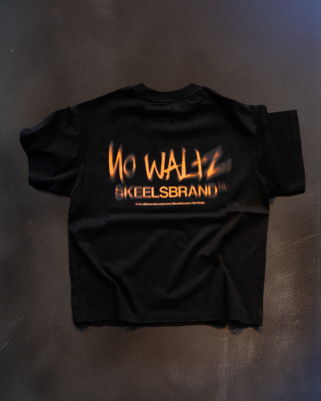 Camiseta negra NoWaltz flatlay