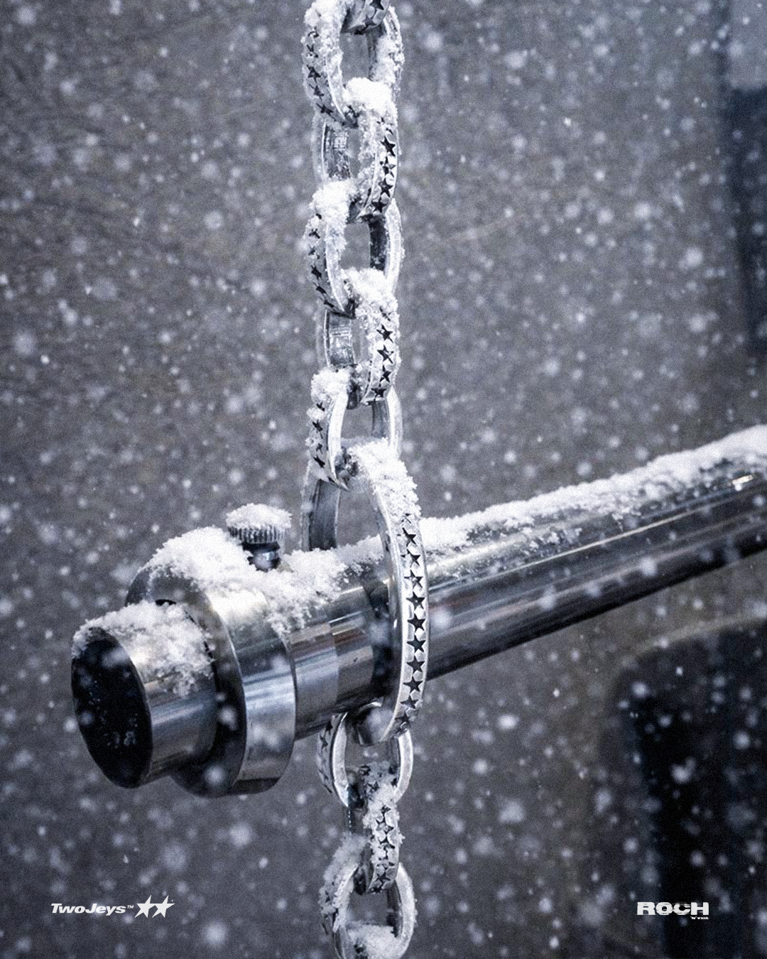 Detalle macro de cadena con nieve