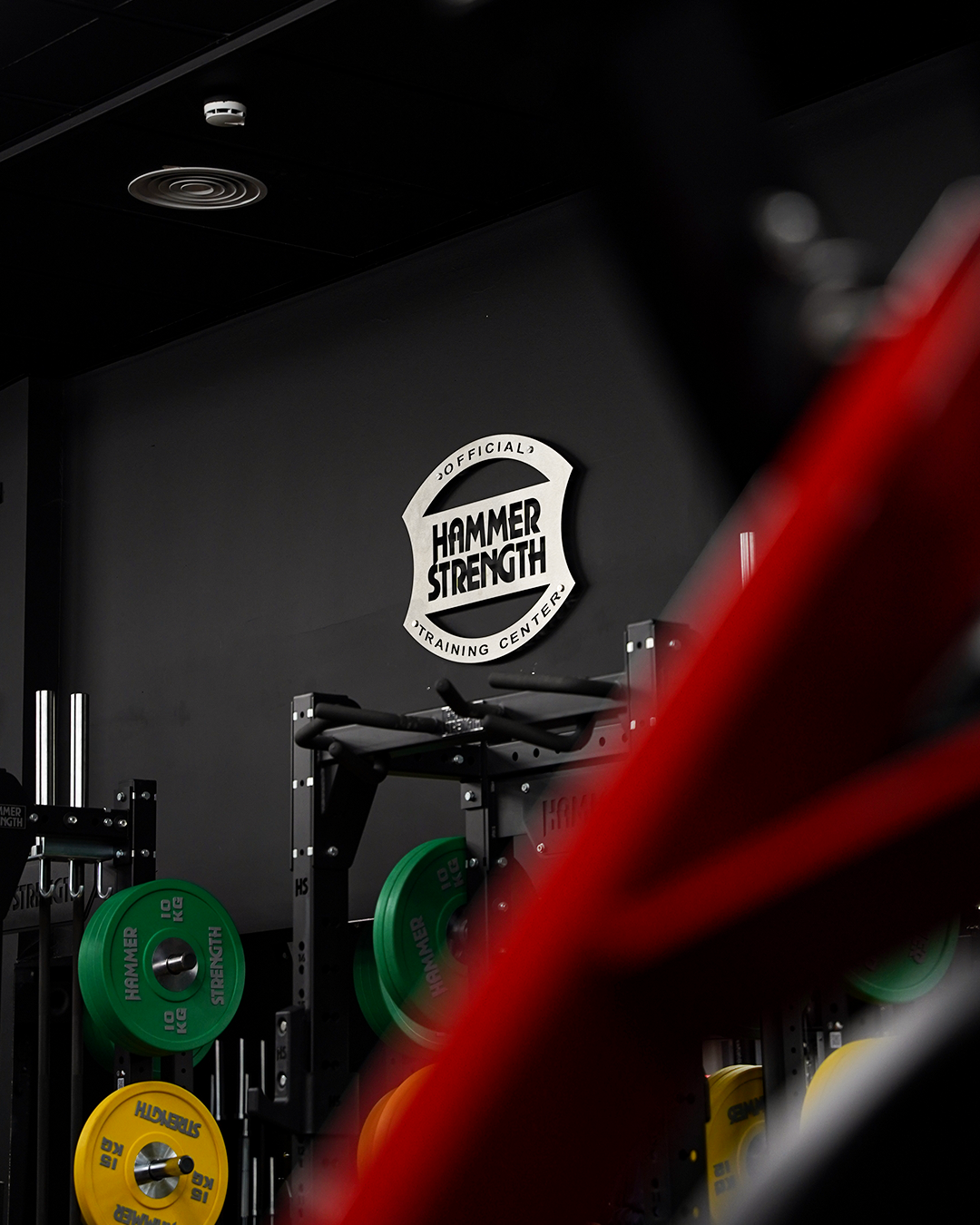 Detalle logo Hammer Strength en el gym