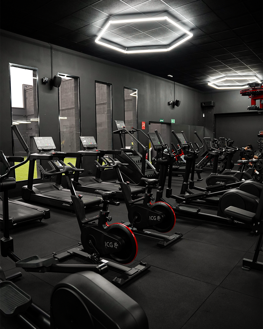 Zona de cardio con iluminación hexagonal